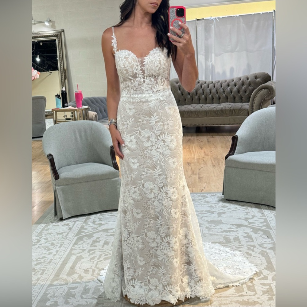 Elegant White Floral Lace Wedding Dress